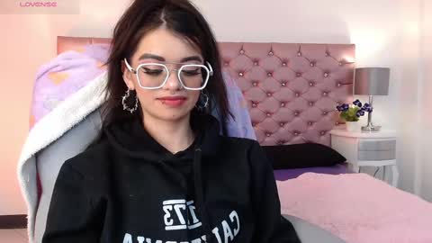 Snapshot of emerald_gh chatting on September 2025 12:35:01 AM Danna online show from September 2025 12:35:01 AM