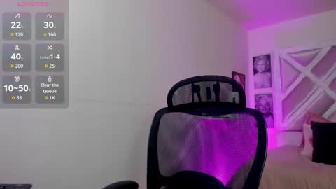 emilayton_ online show from October 2025 06:40:02 PM