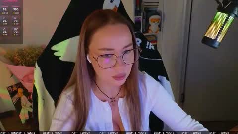 Emili online show from November 2025 06:01:02 PM