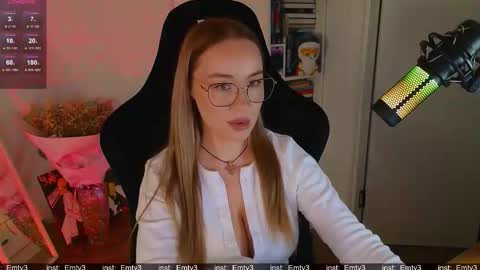 Emili online show from December 2025 12:54:01 PM