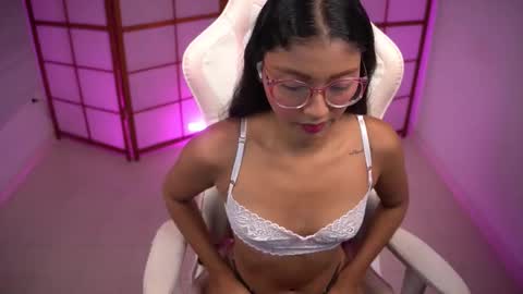 Emili online show from November 2025 03:13:02 PM