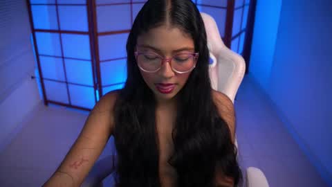 Emili online show from November 2025 01:18:02 PM