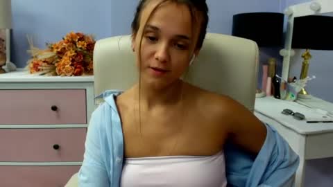 Snapshot of emilly_lust99 chatting on June 2026 06:33:01 AM Emilly online show from June 2026 06:33:01 AM