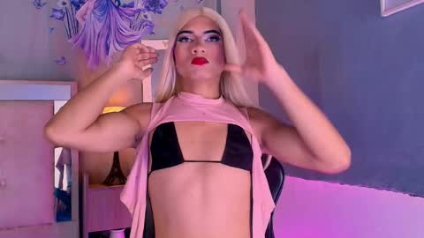 Snapshot of emily_castillo1_ chatting on June 2026 05:30:02 AM emily_castillo1_ online show from June 2026 05:30:02 AM