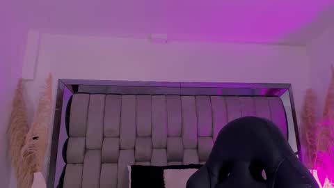 Emily online show from November 2025 01:11:01 PM