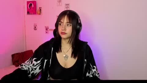 Snapshot of emily_lindey_ chatting on April 2026 04:41:02 AM Emily Lindey online show from April 2026 04:41:02 AM