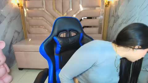 Emily online show from November 2025 07:49:02 PM