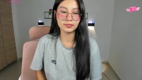 Emi online show from November 2025 09:59:01 PM