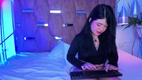 Snapshot of emilyandrew_ chatting on November 2025 05:39:02 AM Amily Andrew online show from November 2025 05:39:02 AM