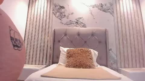  E M Y L Y  online show from April 2026 12:44:02 PM