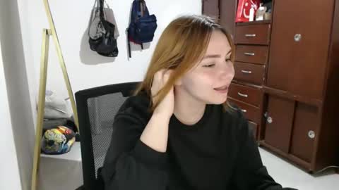 Snapshot of emilycute_18 chatting on September 2025 06:21:01 PM emily online show from September 2025 06:21:01 PM