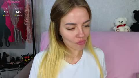 Emily Robbie online show from February 2025 08:03:01 PM