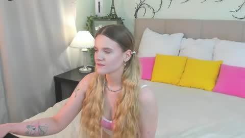 Snapshot of emma__peach chatting on May 2026 10:36:01 AM emma__peach online show from May 2026 10:36:01 AM