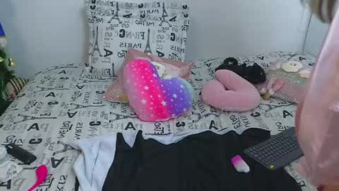 Snapshot of emma_blue_ chatting on December 2024 01:00:02 AM Emma Blue modelo independiente online show from December 2024 01:00:02 AM