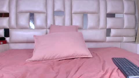 Emma online show from October 2025 03:01:02 AM