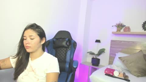 E M M A  online show from October 2025 07:40:01 PM