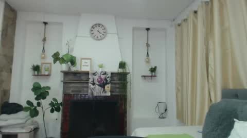 Snapshot of emma_hassani chatting on April 2026 02:09:01 PM Tell me Emma online show from April 2026 02:09:01 PM