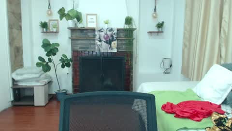 Snapshot of emma_hassani chatting on April 2026 01:50:01 PM Tell me Emma online show from April 2026 01:50:01 PM