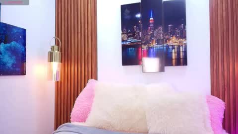 Emma 3 online show from September 2025 08:22:01 PM