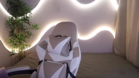 Emma online show from November 2025 05:21:02 AM