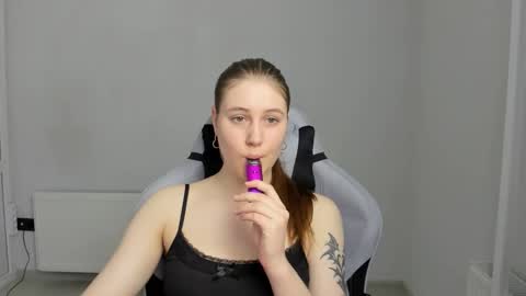 Snapshot of emma_sweettyy chatting on June 2026 06:23:01 AM Emma online show from June 2026 06:23:01 AM