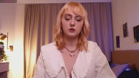 Snapshot of emma_thomps chatting on June 2026 02:08:01 PM Rose online show from June 2026 02:08:01 PM