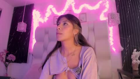 emmaa00_ online show from May 2026 06:58:01 PM