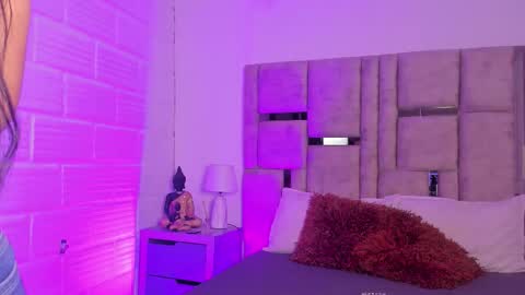 emma becket online show from November 2025 04:01:01 AM