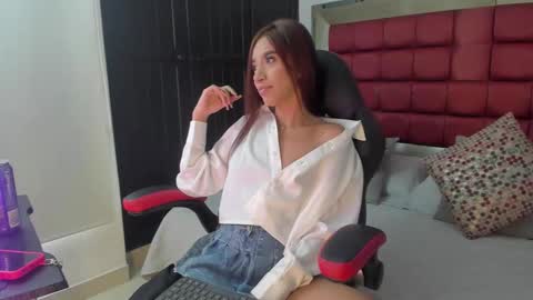 Emma  online show from October 2025 06:19:02 PM