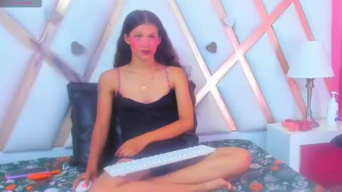 Snapshot of emmapetty chatting on September 2025 09:18:01 PM Emmapetty online show from September 2025 09:18:01 PM