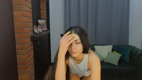 Mia online show from November 2025 08:07:01 PM