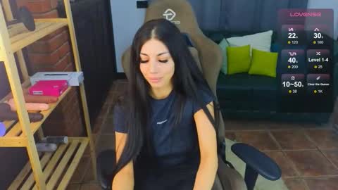 Mia online show from November 2025 07:35:02 PM