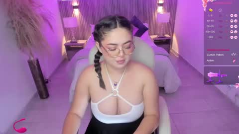 Emmy Walker online show from September 2025 11:01:01 AM