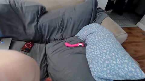 Snapshot of emodream1998media chatting on December 2024 10:37:01 AM EmoDream1998 online show from December 2024 10:37:01 AM