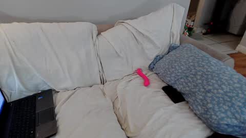 Snapshot of emodream1998media chatting on February 2025 03:52:01 PM EmoDream1998 online show from February 2025 03:52:01 PM