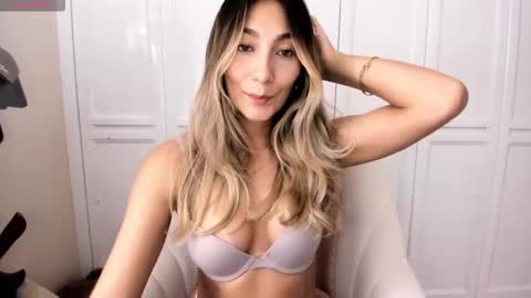 emyconneer online show from December 2025 08:02:01 PM