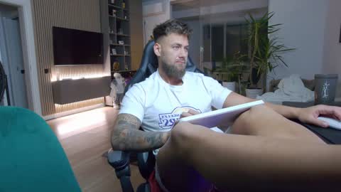 Erik online show from December 2024 09:08:01 PM