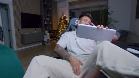 Erik online show from December 2024 07:43:01 PM