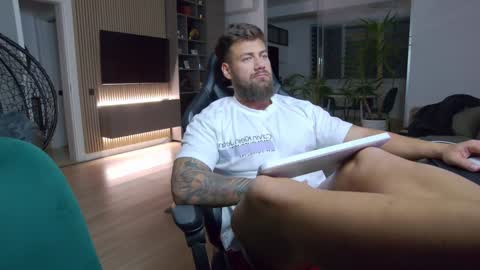 Erik online show from January 2025 06:21:01 PM