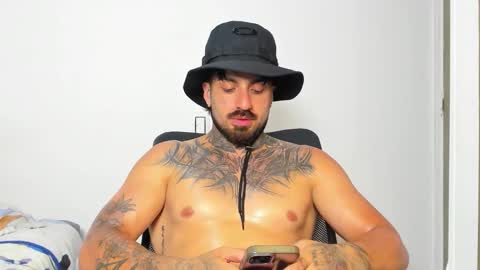 Enzo Aren online show from October 2025 01:28:01 AM