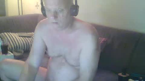 Snapshot of eric204 chatting on June 2026 04:10:02 AM Eric online show from June 2026 04:10:02 AM