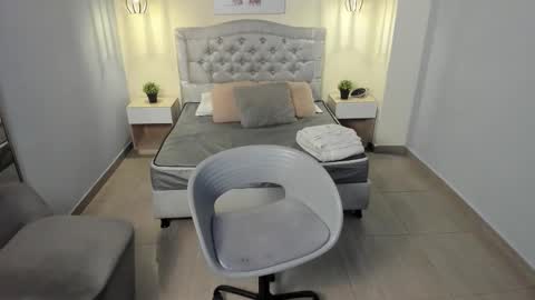 Escarlet online show from November 2025 12:45:02 PM