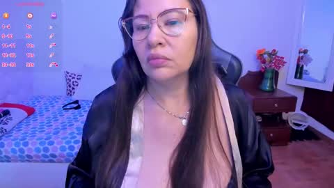 esme online show from October 2025 08:08:02 PM