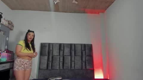 Snapshot of esmeraldaa_sc chatting on February 2026 04:51:02 AM Perla online show from February 2026 04:51:02 AM