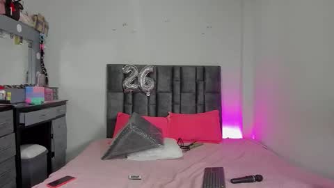 Snapshot of esmeraldaa_sc chatting on February 2026 04:52:02 AM Perla online show from February 2026 04:52:02 AM