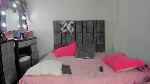 Snapshot of esmeraldaa_sc chatting on February 2026 07:29:02 AM Perla online show from February 2026 07:29:02 AM