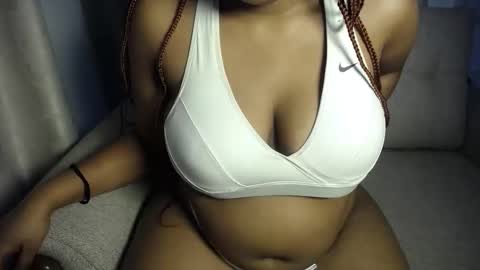 Esme online show from September 2025 09:16:01 PM