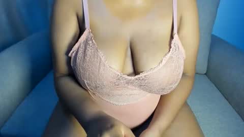 Esme online show from September 2025 11:18:02 PM