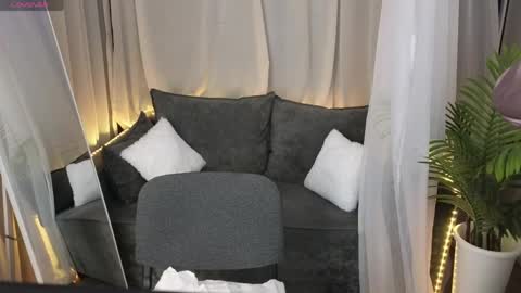 Snapshot of essensual_ chatting on April 2026 02:07:02 AM Ava online show from April 2026 02:07:02 AM