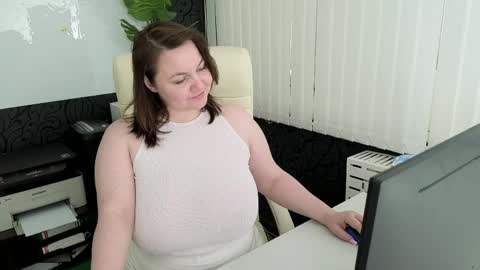 Snapshot of essensual_ chatting on May 2026 02:16:01 AM Ava online show from May 2026 02:16:01 AM